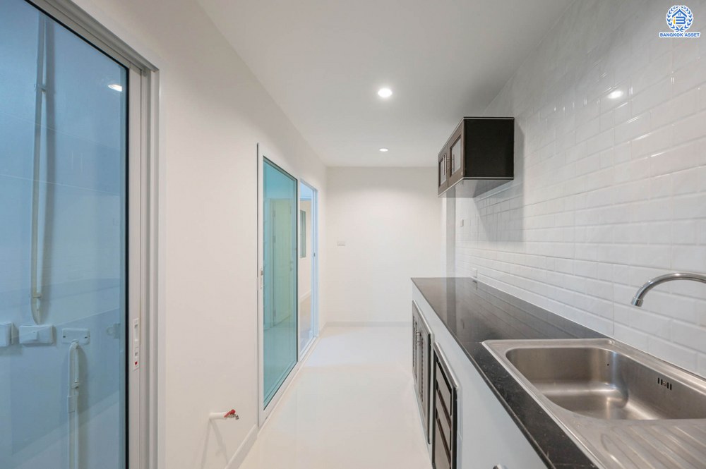 บ้านมือสองตกแต่งใหม่ โครงการ ศุภาลัยวิลล์ ราชพฤกษ์-บางบัวทอง เนื้อที่ 38.1 ตร.ว. พื้นที่ใช้สอยเยอะกว่า 184.98 ตร.ม. ตอบโจทย์ทุกการอยู่อาศัย ฟังก์ชัน 3 ห้องนอน 2 ห้องน้ำ 2 ที่จอดรถ บนทำเลเชื่อมต่อ รถไฟฟ้าสายสีม่วง "สถานีบางพลู" รายล้อมด้วยสิ่งอำนวยความสะดวกมากมาย